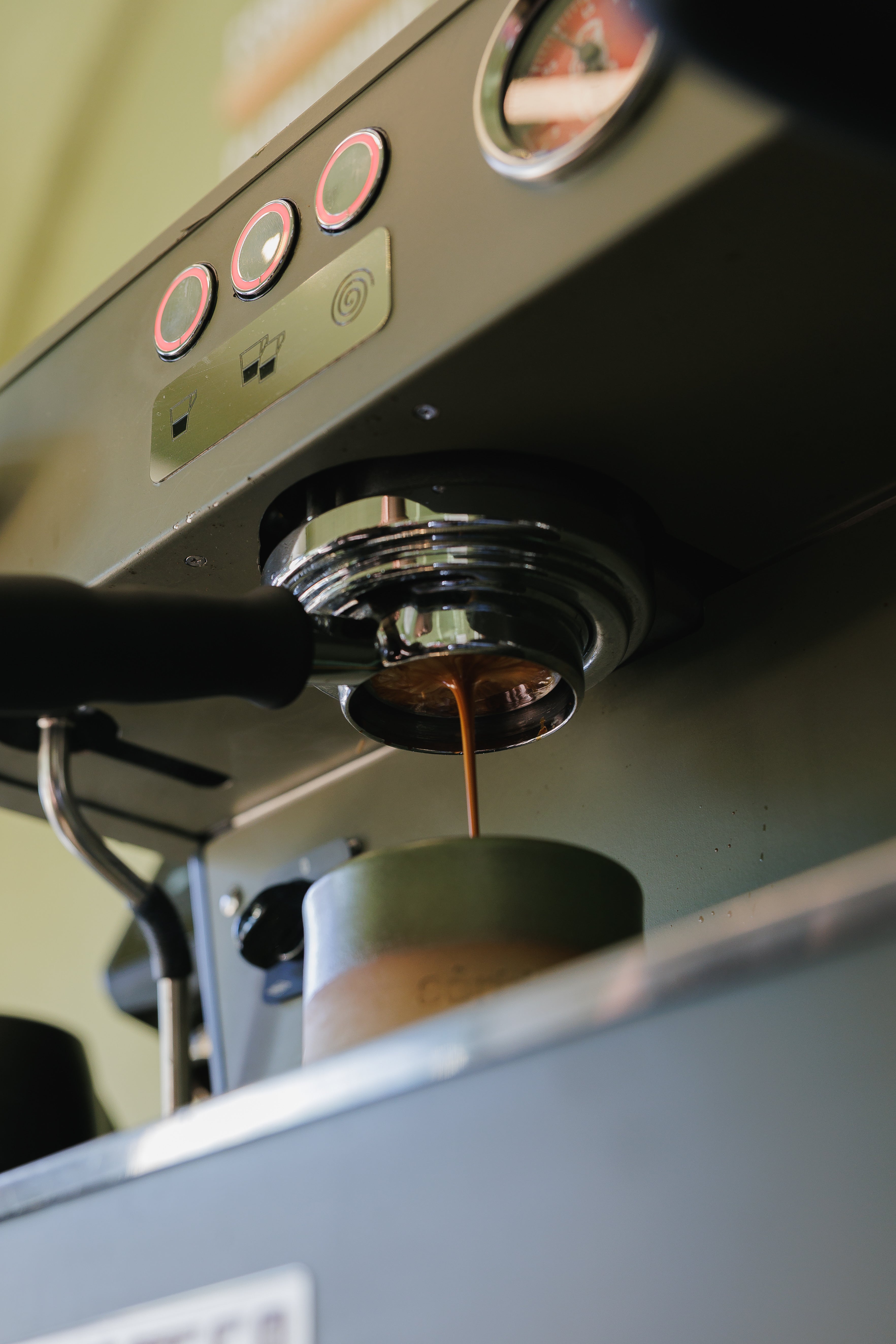 la marzocco linea bp at the best coffee shop in thessaloniki. perfectly double espresso run inside a sortie handmade cup.